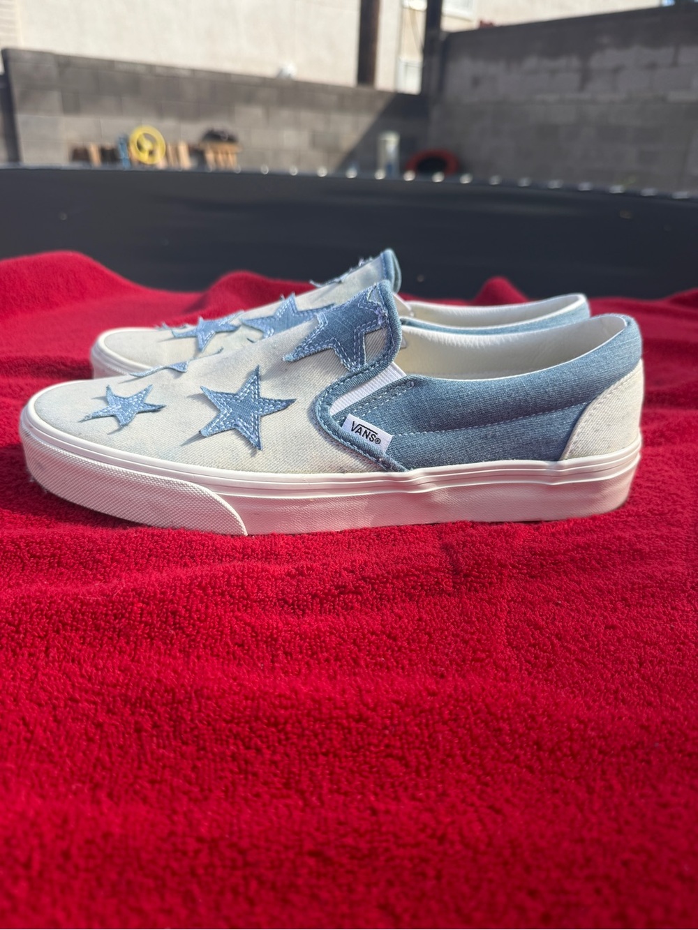 Men’s size 10.5 Vans Slip-On Canvas Stars - White & Light Blue
